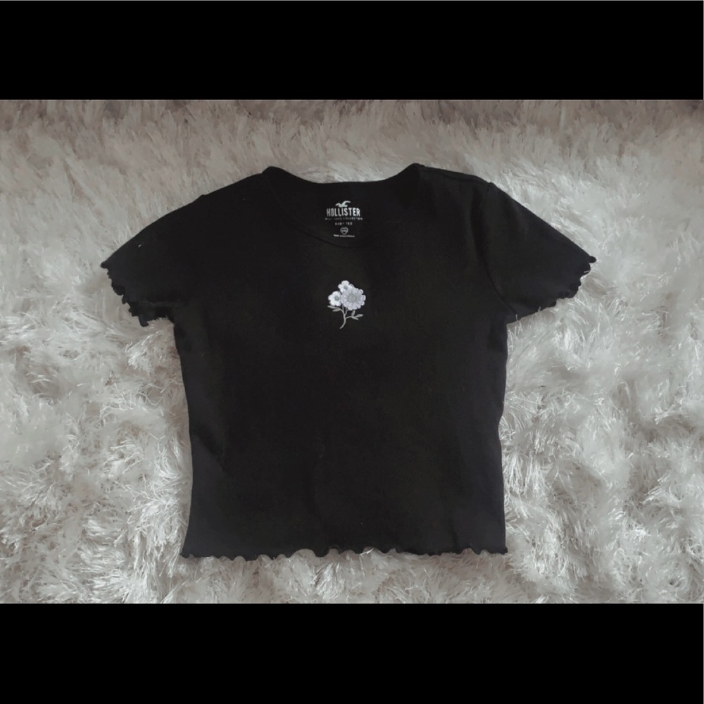 Women’s black baby tee top